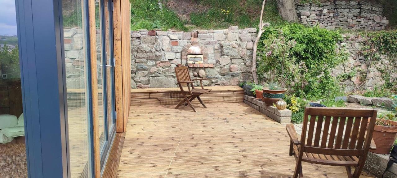 2 Bedroom Seaside With Garden